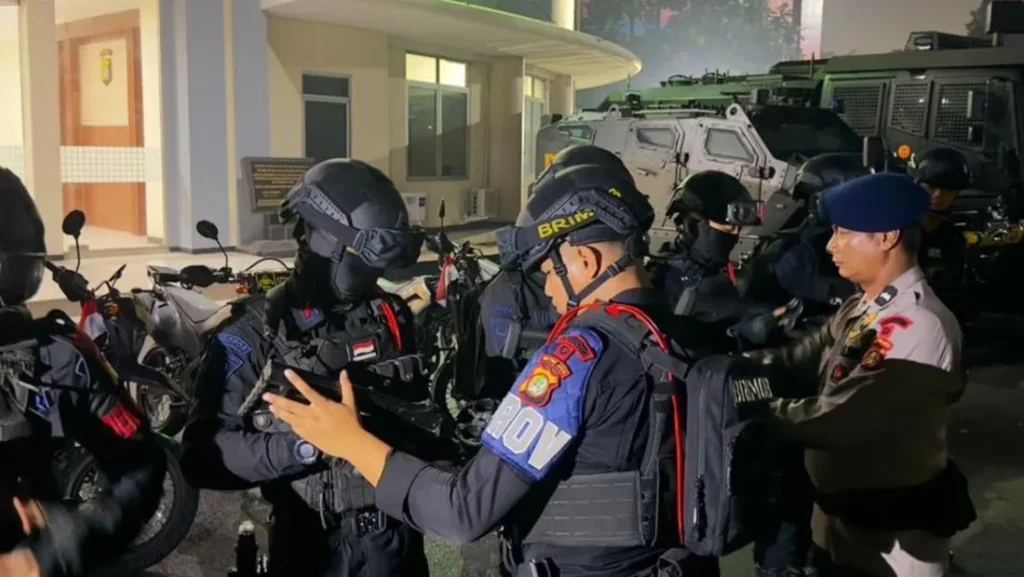 Patroli Dini Hari Brimob Gagalkan Tawuran Remaja Bersenjata Tajam Di Kalimalang Empat Pelaku Diamankan
